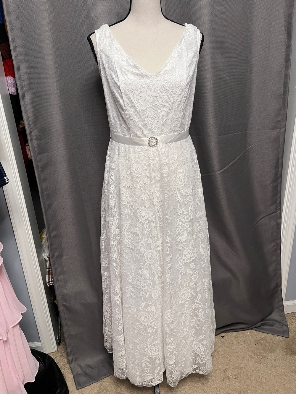 Elegant White Lace V-Neck Wedding Dress with Satin Waist Accent